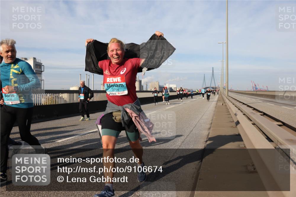 03.10.2025 - Köhlbrandbrückenlauf Lena Gebhardt http://msf.ph/oto/9106674 03.10.2025 10:13:26 Position 2 3438, 2756 meine-sportfotos.de