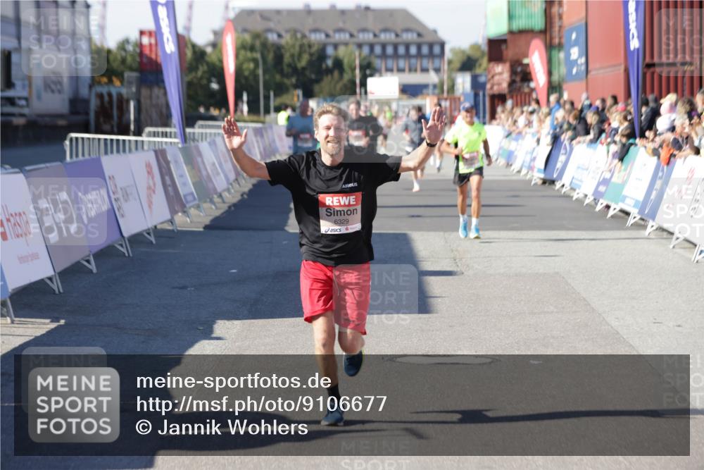 03.10.2025 - Köhlbrandbrückenlauf Jannik Wohlers http://msf.ph/oto/9106677 03.10.2025 12:59:05 Ziel 4126, 4164, 5955, 5967, 6329, 6674 meine-sportfotos.de