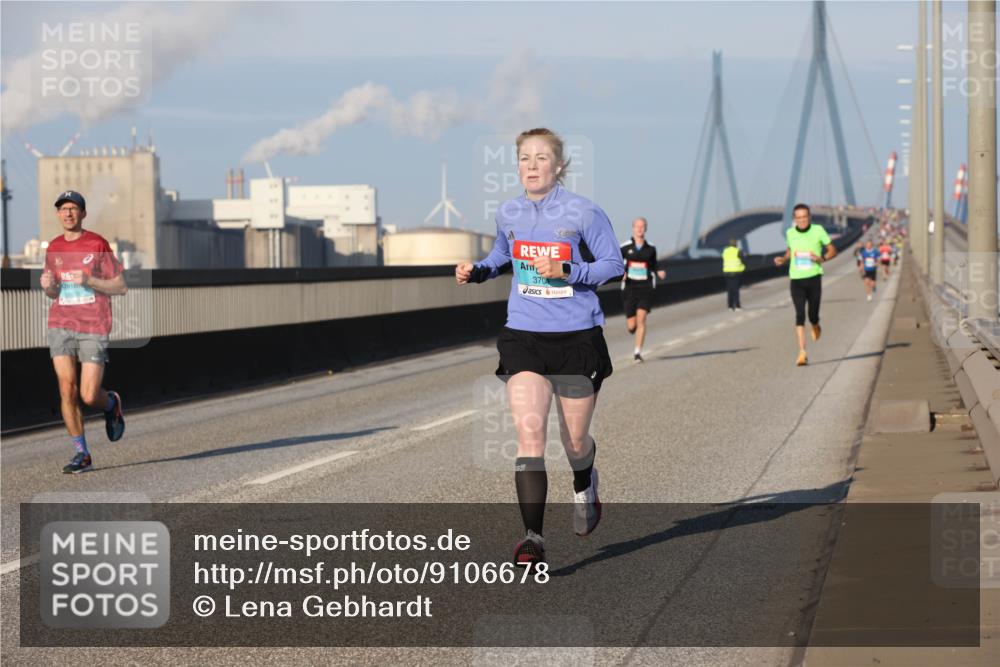 03.10.2025 - Köhlbrandbrückenlauf Lena Gebhardt http://msf.ph/oto/9106678 03.10.2025 09:39:27 Position 2 1035, 370 meine-sportfotos.de