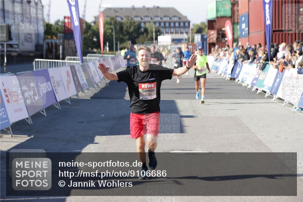 03.10.2025 - Köhlbrandbrückenlauf Jannik Wohlers http://msf.ph/oto/9106686 03.10.2025 12:59:05 Ziel 4126, 4164, 5955, 5967, 6329, 6674 meine-sportfotos.de