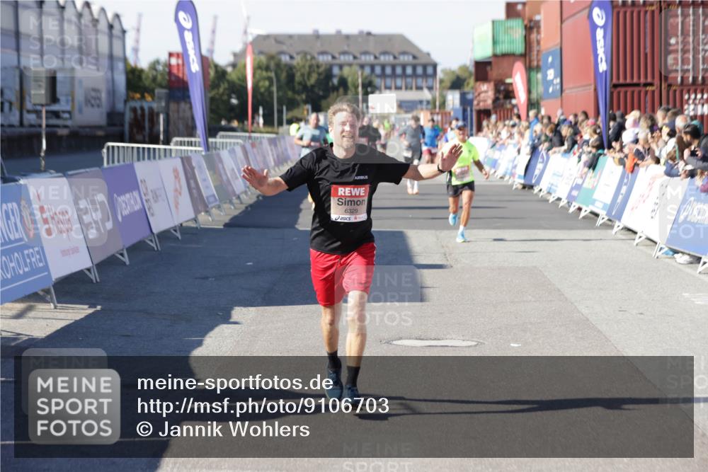 03.10.2025 - Köhlbrandbrückenlauf Jannik Wohlers http://msf.ph/oto/9106703 03.10.2025 12:59:05 Ziel 4126, 4164, 5955, 5967, 6329, 6674 meine-sportfotos.de
