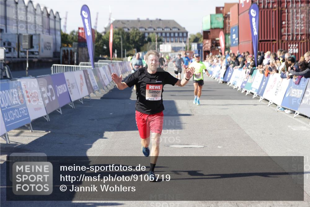 03.10.2025 - Köhlbrandbrückenlauf Jannik Wohlers http://msf.ph/oto/9106719 03.10.2025 12:59:05 Ziel 4126, 4164, 5955, 5967, 6329, 6674 meine-sportfotos.de