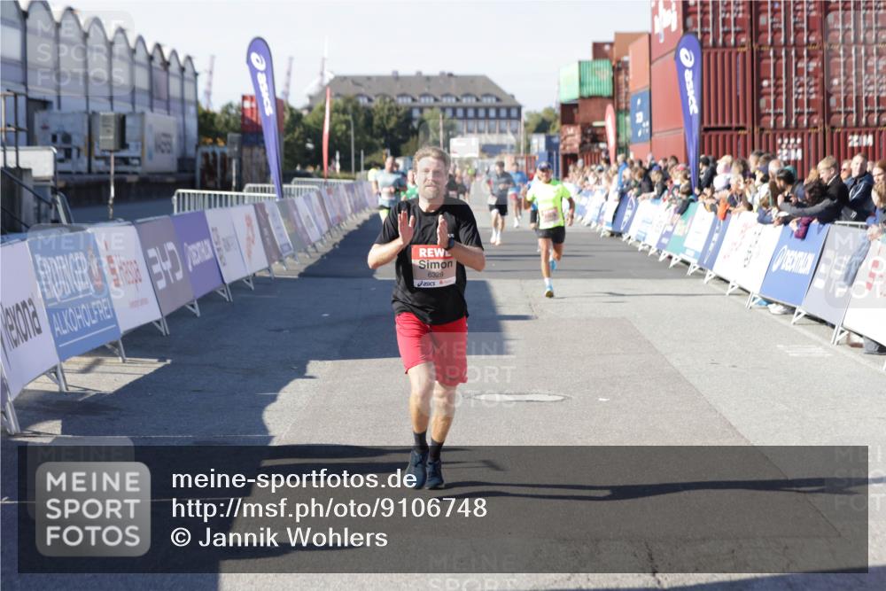 03.10.2025 - Köhlbrandbrückenlauf Jannik Wohlers http://msf.ph/oto/9106748 03.10.2025 12:59:05 Ziel 4126, 4164, 5955, 5967, 6329, 6674 meine-sportfotos.de