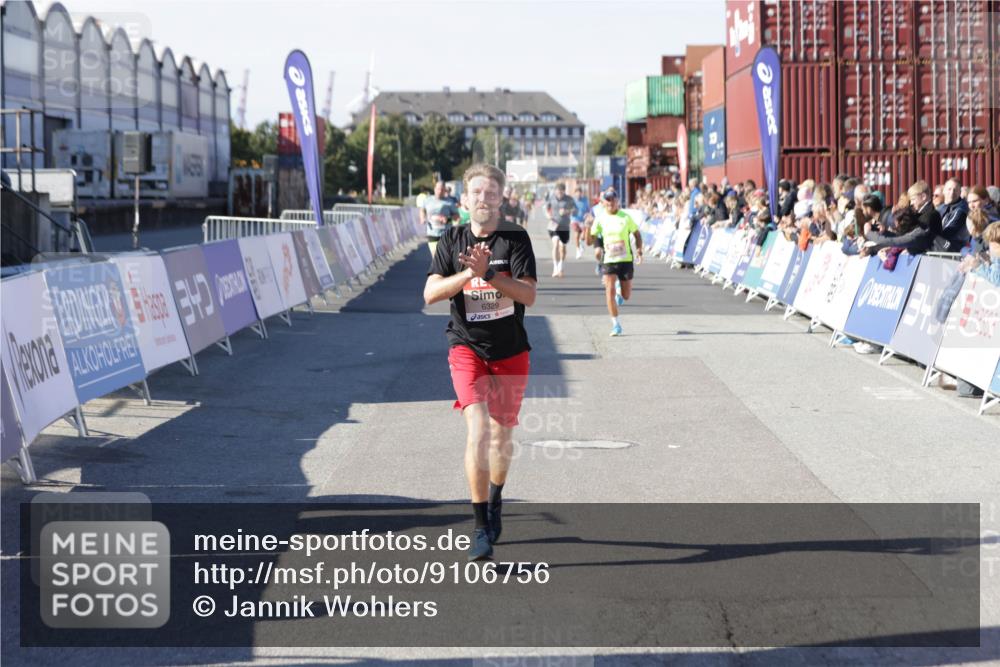 03.10.2025 - Köhlbrandbrückenlauf Jannik Wohlers http://msf.ph/oto/9106756 03.10.2025 12:59:06 Ziel 4126, 4164, 5955, 5967, 6329, 6493, 6674 meine-sportfotos.de