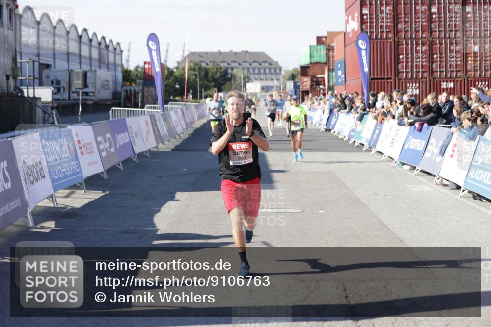 03.10.2025 - Köhlbrandbrückenlauf Jannik Wohlers http://msf.ph/oto/9106763 03.10.2025 12:59:06 Ziel 4126, 4164, 5955, 5967, 6329, 6493, 6674 meine-sportfotos.de