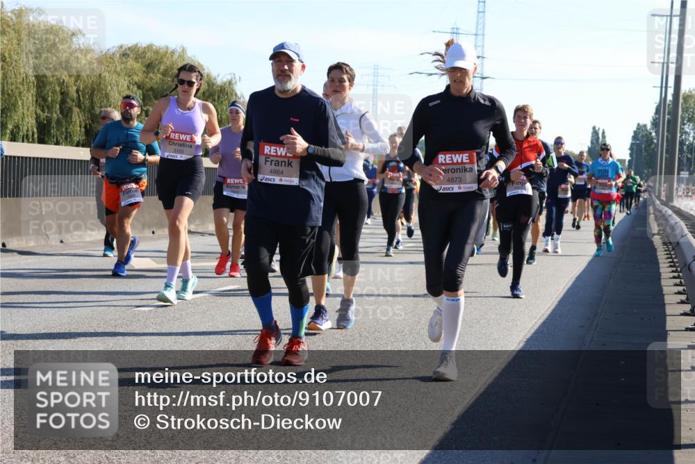 03.10.2025 - Köhlbrandbrückenlauf Strokosch-Dieckow http://msf.ph/oto/9107007 03.10.2025 12:18:59 Position 3 5103, 4864, 4873 meine-sportfotos.de
