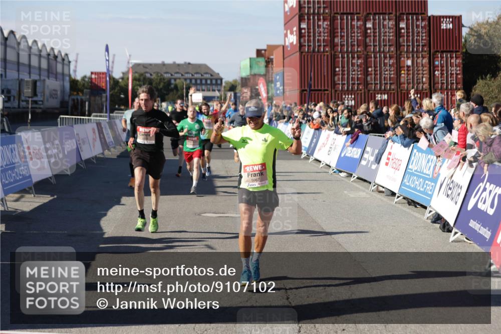 03.10.2025 - Köhlbrandbrückenlauf Jannik Wohlers http://msf.ph/oto/9107102 03.10.2025 12:59:10 Ziel 4164, 4226, 5967, 6036, 6329, 6390, 6391, 6478, 6493 meine-sportfotos.de