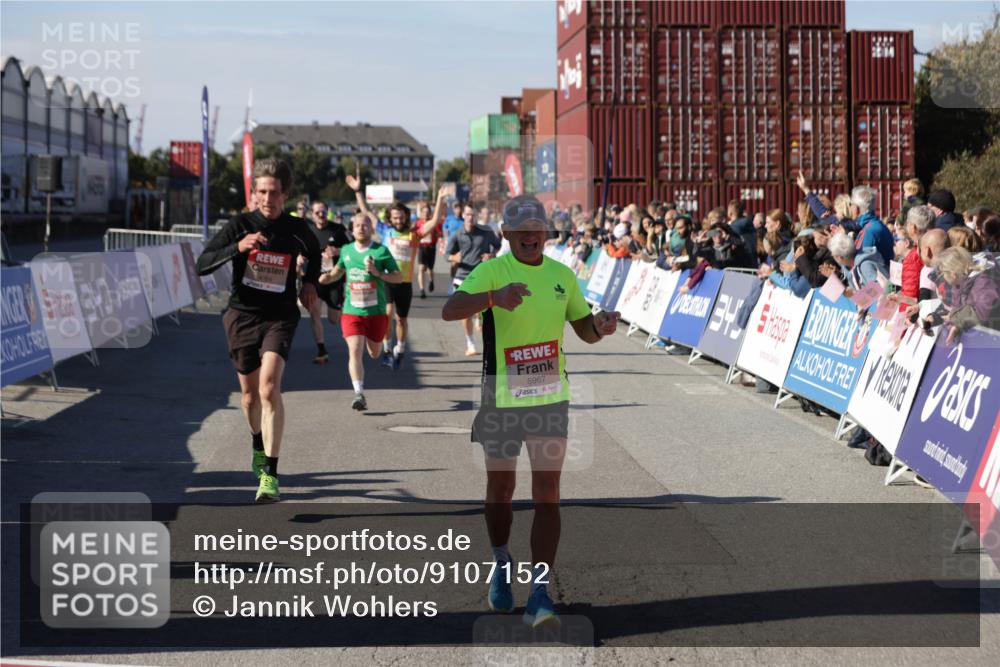 03.10.2025 - Köhlbrandbrückenlauf Jannik Wohlers http://msf.ph/oto/9107152 03.10.2025 12:59:11 Ziel 4164, 4226, 4441, 5967, 6036, 6329, 6390, 6391, 6478, 6493 meine-sportfotos.de