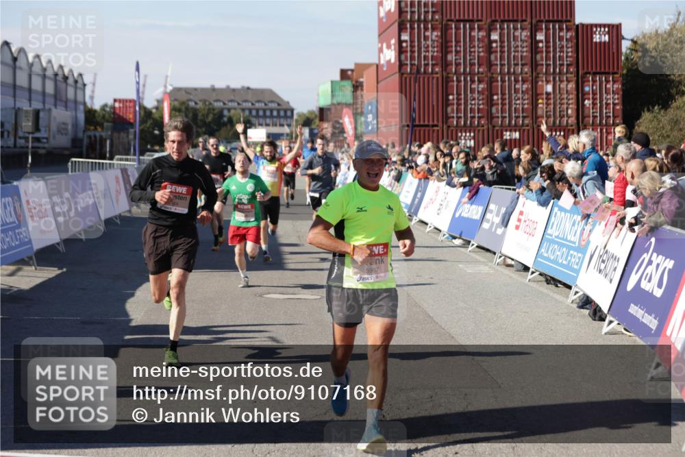 03.10.2025 - Köhlbrandbrückenlauf Jannik Wohlers http://msf.ph/oto/9107168 03.10.2025 12:59:11 Ziel 4164, 4226, 4441, 5967, 6036, 6329, 6390, 6391, 6478, 6493 meine-sportfotos.de