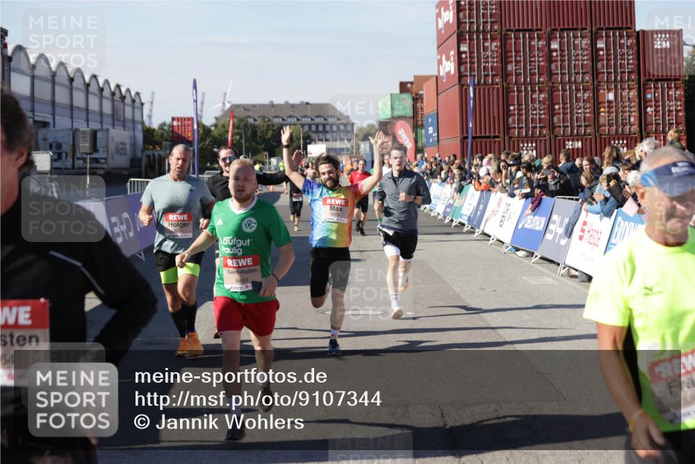 03.10.2025 - Köhlbrandbrückenlauf Jannik Wohlers http://msf.ph/oto/9107344 03.10.2025 12:59:13 Ziel 4164, 4226, 4371, 4441, 5967, 6036, 6154, 6329, 6390, 6391, 6478, 6484, 6493 meine-sportfotos.de