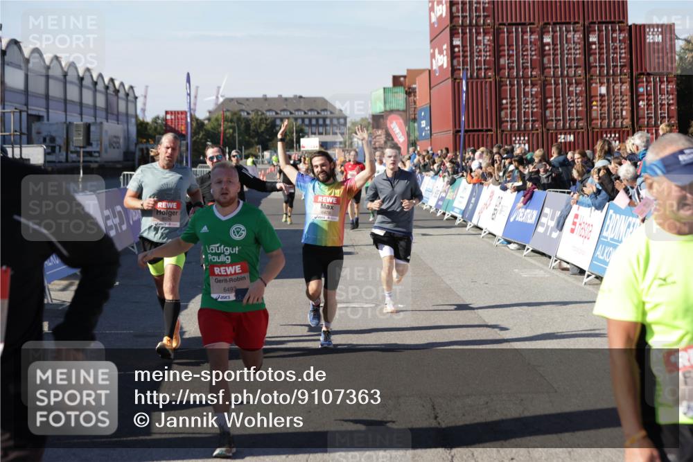 03.10.2025 - Köhlbrandbrückenlauf Jannik Wohlers http://msf.ph/oto/9107363 03.10.2025 12:59:13 Ziel 4164, 4226, 4371, 4441, 5967, 6036, 6154, 6329, 6390, 6391, 6478, 6484, 6493 meine-sportfotos.de