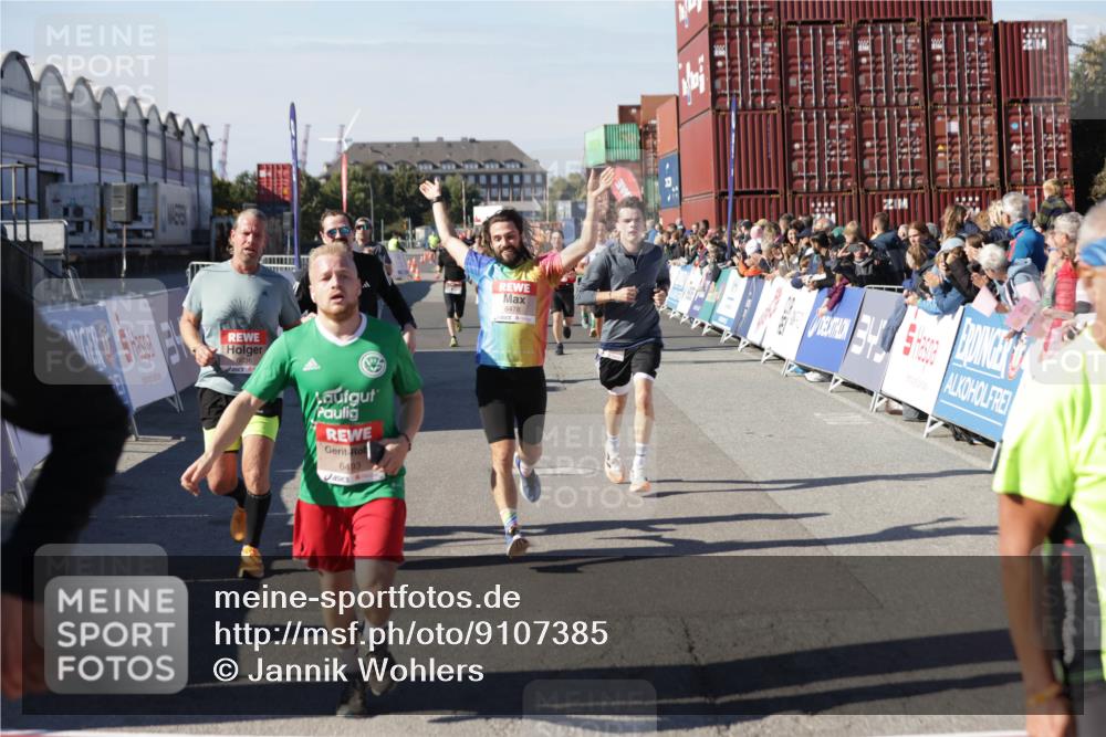 03.10.2025 - Köhlbrandbrückenlauf Jannik Wohlers http://msf.ph/oto/9107385 03.10.2025 12:59:13 Ziel 4164, 4226, 4371, 4441, 5967, 6036, 6154, 6329, 6390, 6391, 6478, 6484, 6493 meine-sportfotos.de