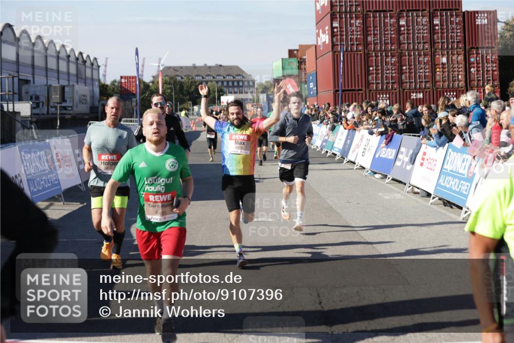 03.10.2025 - Köhlbrandbrückenlauf Jannik Wohlers http://msf.ph/oto/9107396 03.10.2025 12:59:13 Ziel 4164, 4226, 4371, 4441, 5967, 6036, 6154, 6329, 6390, 6391, 6478, 6484, 6493 meine-sportfotos.de