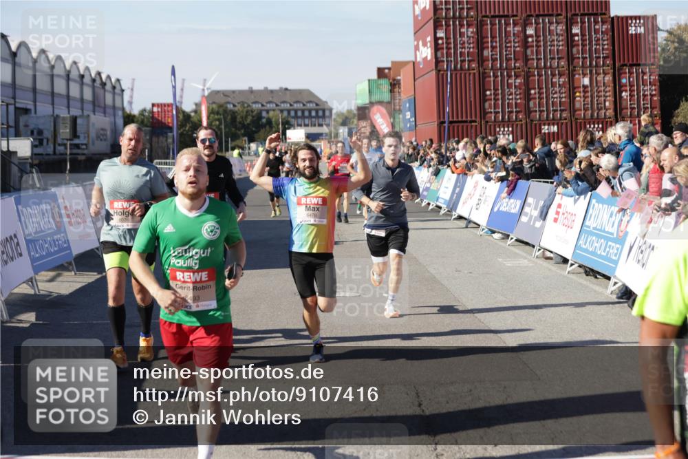 03.10.2025 - Köhlbrandbrückenlauf Jannik Wohlers http://msf.ph/oto/9107416 03.10.2025 12:59:13 Ziel 4164, 4226, 4371, 4441, 5967, 6036, 6154, 6329, 6390, 6391, 6478, 6484, 6493 meine-sportfotos.de