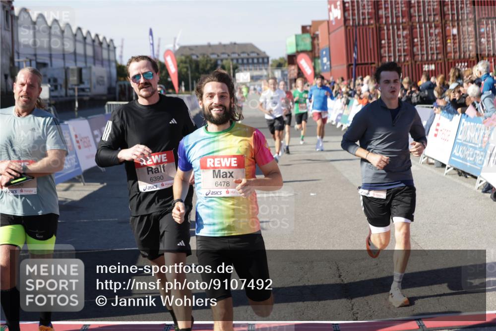03.10.2025 - Köhlbrandbrückenlauf Jannik Wohlers http://msf.ph/oto/9107492 03.10.2025 12:59:14 Ziel 4164, 4226, 4371, 4441, 5967, 6036, 6154, 6329, 6390, 6391, 6478, 6484, 6493, 6609 meine-sportfotos.de