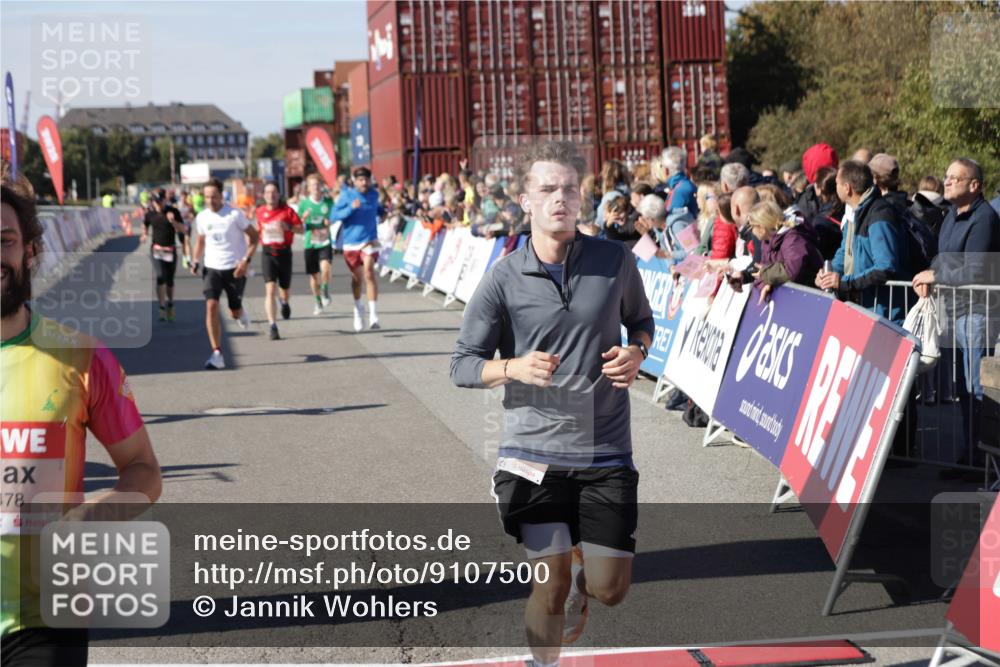 03.10.2025 - Köhlbrandbrückenlauf Jannik Wohlers http://msf.ph/oto/9107500 03.10.2025 12:59:15 Ziel 4164, 4226, 4371, 4441, 5967, 6036, 6154, 6329, 6390, 6391, 6478, 6484, 6493, 6609 meine-sportfotos.de