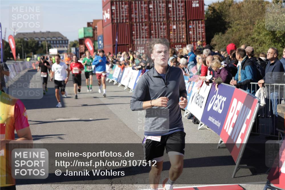 03.10.2025 - Köhlbrandbrückenlauf Jannik Wohlers http://msf.ph/oto/9107512 03.10.2025 12:59:15 Ziel 4164, 4226, 4371, 4441, 5967, 6036, 6154, 6329, 6390, 6391, 6478, 6484, 6493, 6609 meine-sportfotos.de