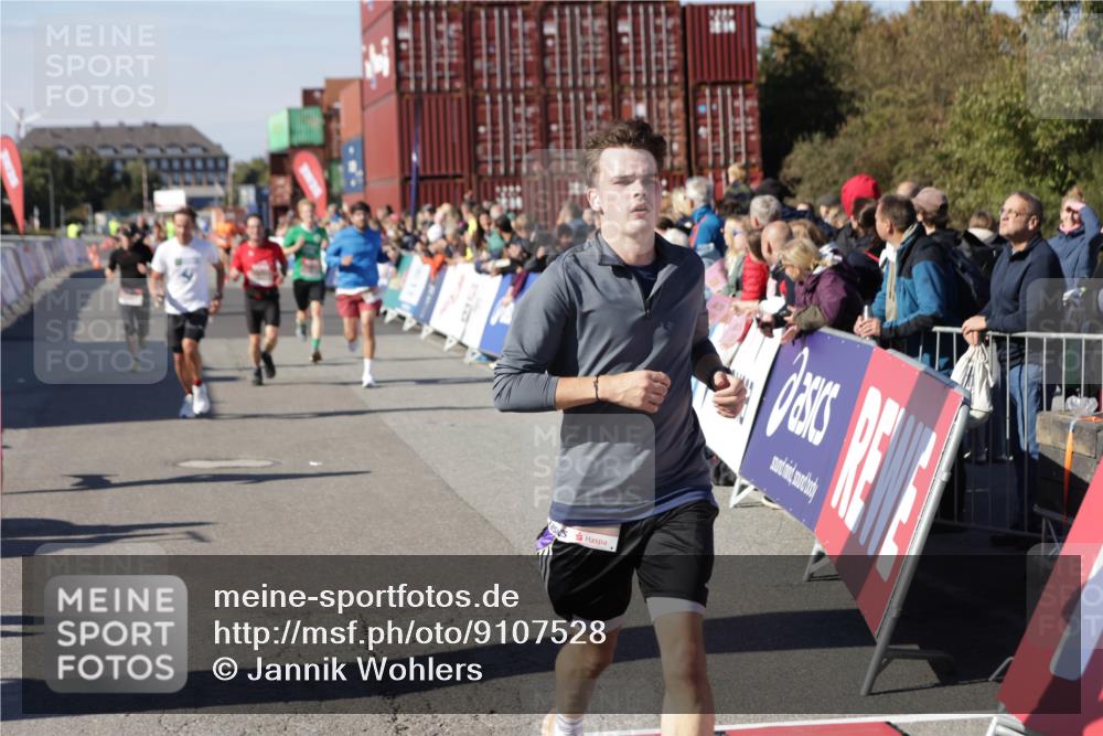 03.10.2025 - Köhlbrandbrückenlauf Jannik Wohlers http://msf.ph/oto/9107528 03.10.2025 12:59:15 Ziel 4164, 4226, 4371, 4441, 5967, 6036, 6154, 6329, 6390, 6391, 6478, 6484, 6493, 6609 meine-sportfotos.de