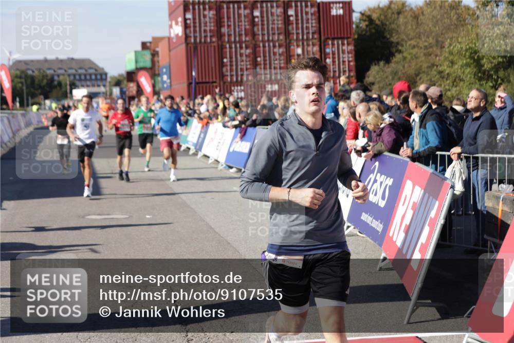 03.10.2025 - Köhlbrandbrückenlauf Jannik Wohlers http://msf.ph/oto/9107535 03.10.2025 12:59:15 Ziel 4164, 4226, 4371, 4441, 5967, 6036, 6154, 6329, 6390, 6391, 6478, 6484, 6493, 6609 meine-sportfotos.de