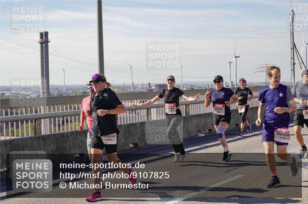 03.10.2025 - Köhlbrandbrückenlauf Michael Burmester http://msf.ph/oto/9107825 03.10.2025 12:50:58 Position 2 4958, 5768, 5771, 5638 meine-sportfotos.de
