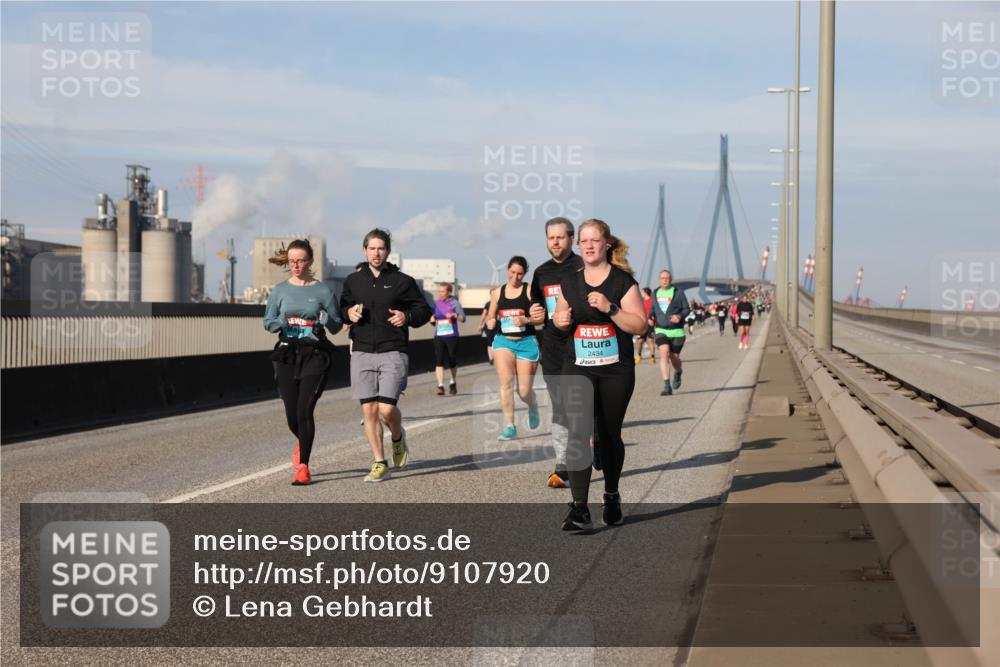 03.10.2025 - Köhlbrandbrückenlauf Lena Gebhardt http://msf.ph/oto/9107920 03.10.2025 10:13:53 Position 2 2434 meine-sportfotos.de