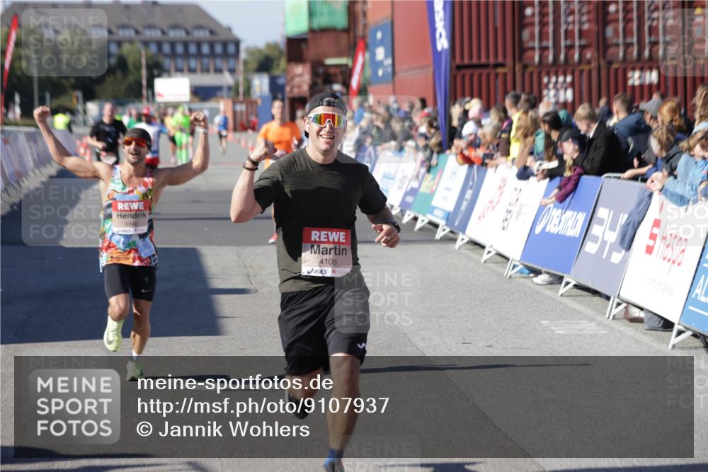 03.10.2025 - Köhlbrandbrückenlauf Jannik Wohlers http://msf.ph/oto/9107937 03.10.2025 12:59:22 Ziel 4108, 4119, 4226, 4371, 4441, 4940, 6036, 6154, 6390, 6391, 6478, 6484, 6493, 6609 meine-sportfotos.de