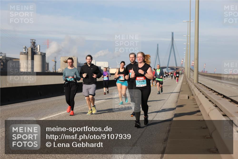 03.10.2025 - Köhlbrandbrückenlauf Lena Gebhardt http://msf.ph/oto/9107939 03.10.2025 10:13:53 Position 2 2434 meine-sportfotos.de