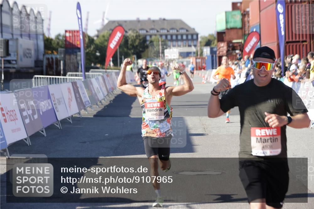 03.10.2025 - Köhlbrandbrückenlauf Jannik Wohlers http://msf.ph/oto/9107965 03.10.2025 12:59:23 Ziel 4108, 4119, 4226, 4371, 4441, 4940, 6036, 6154, 6390, 6391, 6478, 6484, 6609 meine-sportfotos.de