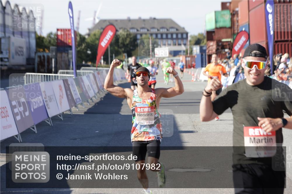03.10.2025 - Köhlbrandbrückenlauf Jannik Wohlers http://msf.ph/oto/9107982 03.10.2025 12:59:23 Ziel 4108, 4119, 4226, 4371, 4441, 4940, 6036, 6154, 6390, 6391, 6478, 6484, 6609 meine-sportfotos.de