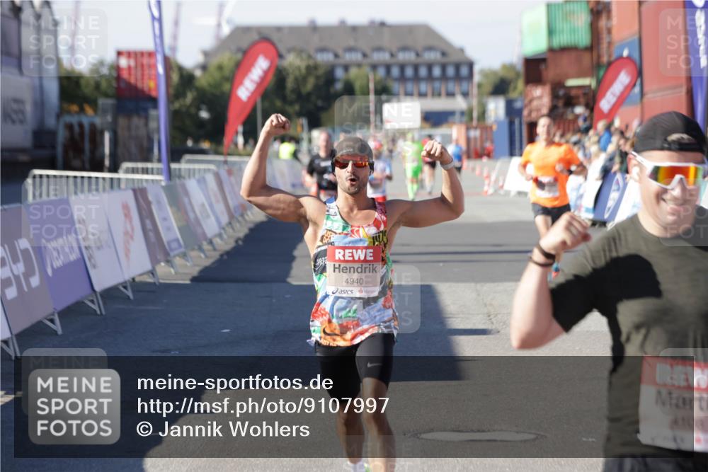 03.10.2025 - Köhlbrandbrückenlauf Jannik Wohlers http://msf.ph/oto/9107997 03.10.2025 12:59:23 Ziel 4108, 4119, 4226, 4371, 4441, 4940, 6036, 6154, 6390, 6391, 6478, 6484, 6609 meine-sportfotos.de