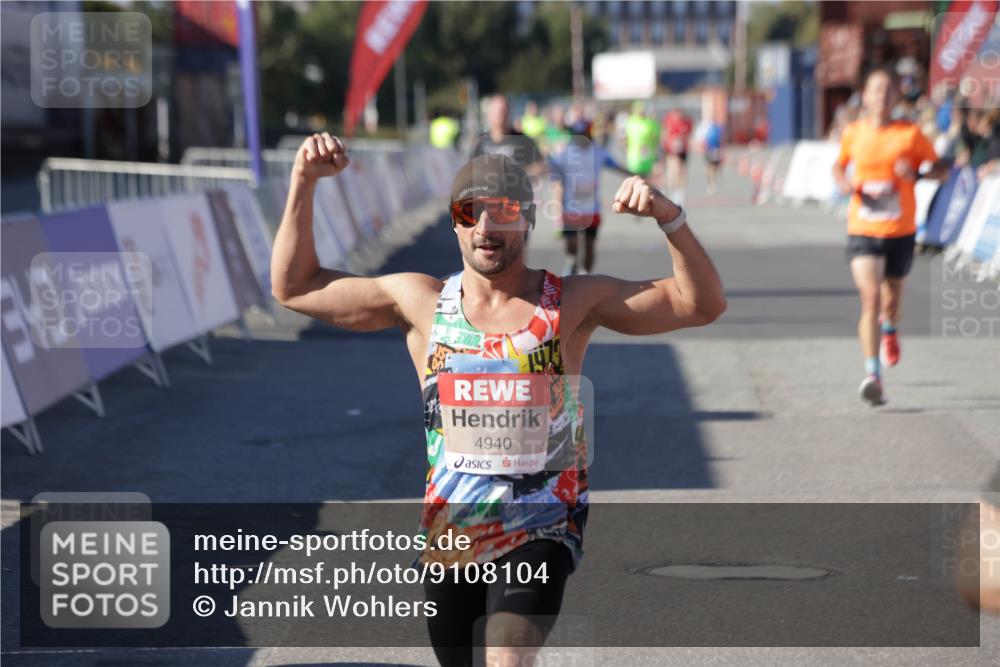 03.10.2025 - Köhlbrandbrückenlauf Jannik Wohlers http://msf.ph/oto/9108104 03.10.2025 12:59:24 Ziel 4108, 4119, 4226, 4371, 4441, 4940, 6060, 6154, 6391, 6484, 6609 meine-sportfotos.de