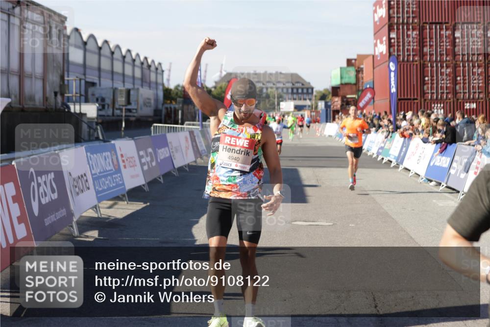 03.10.2025 - Köhlbrandbrückenlauf Jannik Wohlers http://msf.ph/oto/9108122 03.10.2025 12:59:24 Ziel 4108, 4119, 4226, 4371, 4441, 4940, 6060, 6154, 6391, 6484, 6609 meine-sportfotos.de