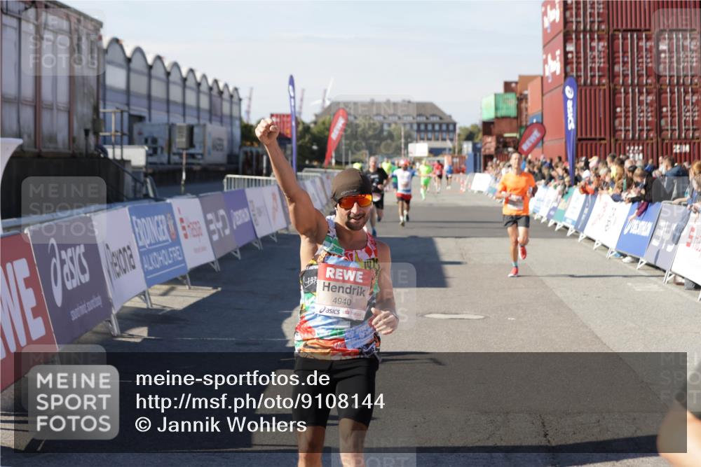 03.10.2025 - Köhlbrandbrückenlauf Jannik Wohlers http://msf.ph/oto/9108144 03.10.2025 12:59:24 Ziel 4108, 4119, 4226, 4371, 4441, 4940, 6060, 6154, 6391, 6484, 6609 meine-sportfotos.de