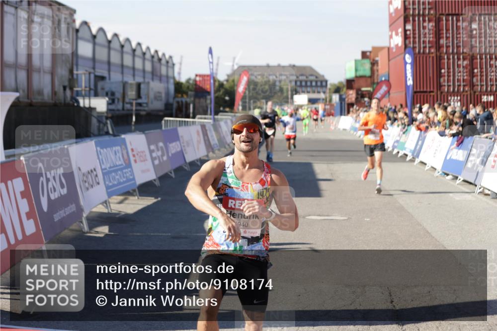 03.10.2025 - Köhlbrandbrückenlauf Jannik Wohlers http://msf.ph/oto/9108174 03.10.2025 12:59:25 Ziel 4108, 4119, 4371, 4441, 4940, 6060, 6154, 6391, 6484, 6609 meine-sportfotos.de