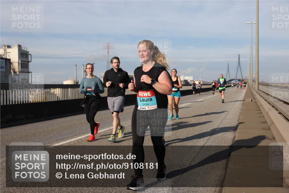 03.10.2025 - Köhlbrandbrückenlauf Lena Gebhardt http://msf.ph/oto/9108181 03.10.2025 10:13:56 Position 2 2434 meine-sportfotos.de
