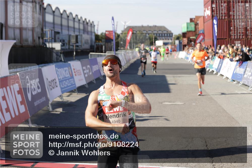 03.10.2025 - Köhlbrandbrückenlauf Jannik Wohlers http://msf.ph/oto/9108224 03.10.2025 12:59:25 Ziel 4108, 4119, 4371, 4441, 4940, 6060, 6154, 6391, 6484, 6609 meine-sportfotos.de
