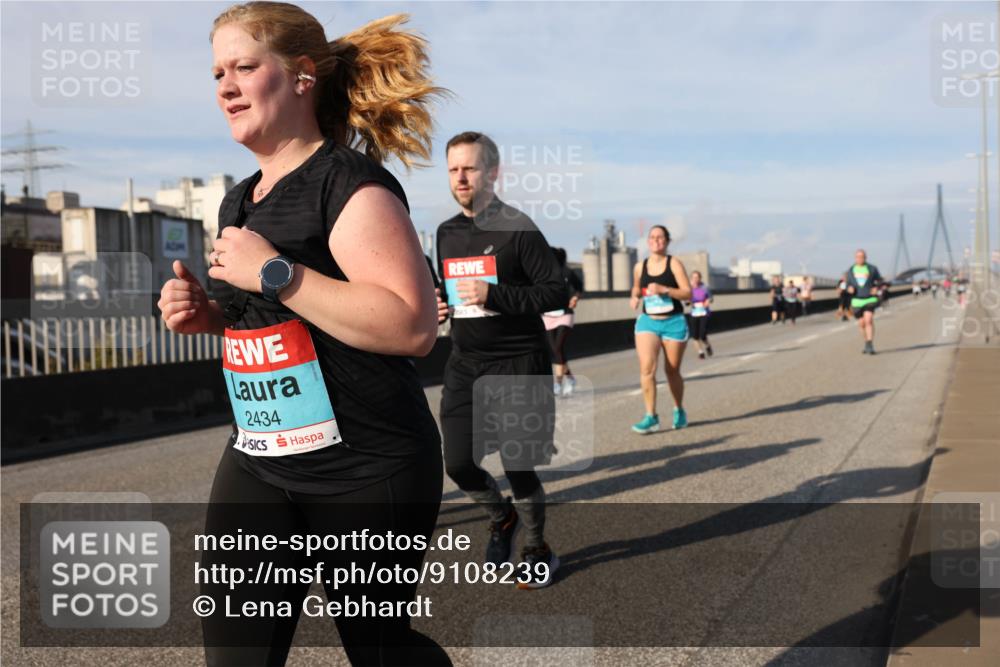 03.10.2025 - Köhlbrandbrückenlauf Lena Gebhardt http://msf.ph/oto/9108239 03.10.2025 10:13:57 Position 2 2434 meine-sportfotos.de