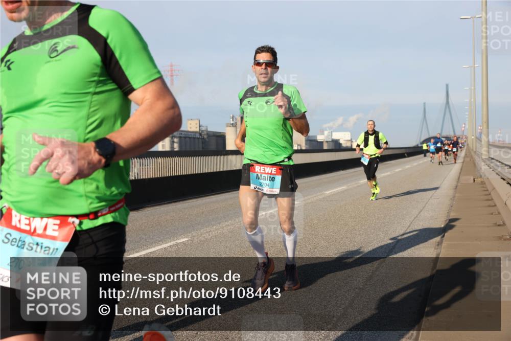 03.10.2025 - Köhlbrandbrückenlauf Lena Gebhardt http://msf.ph/oto/9108443 03.10.2025 09:40:55 Position 2 2703, 2704 meine-sportfotos.de