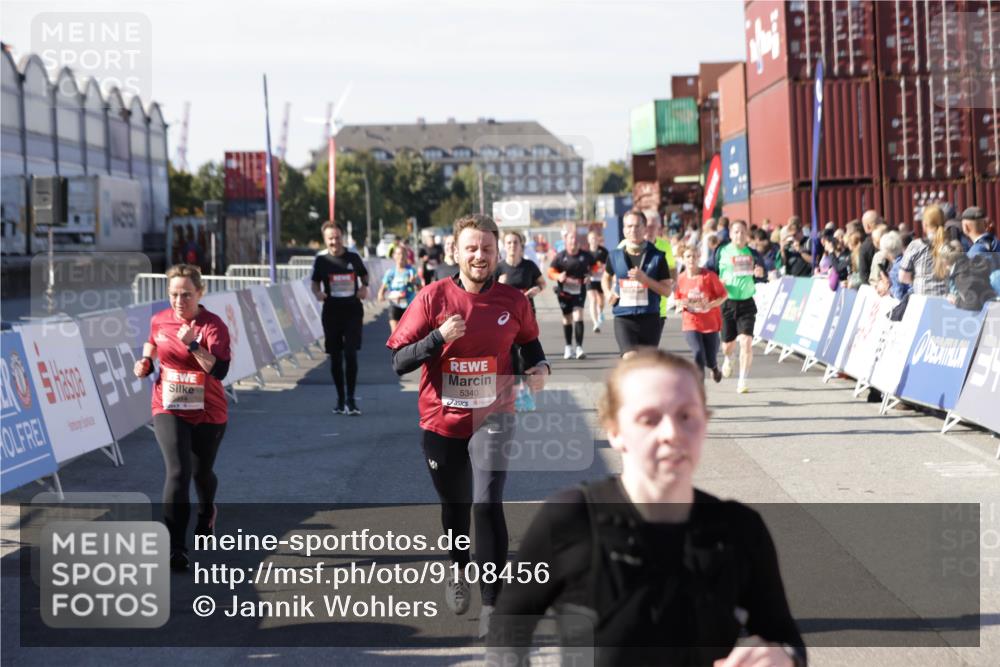 03.10.2025 - Köhlbrandbrückenlauf Jannik Wohlers http://msf.ph/oto/9108456 03.10.2025 13:29:24 Ziel 4960, 5340, 5342, 5344, 5366, 5514, 5601, 5885, 5954, 6063, 6118, 6156, 6309, 6351 meine-sportfotos.de