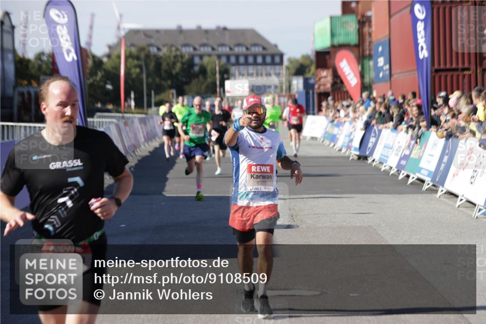 03.10.2025 - Köhlbrandbrückenlauf Jannik Wohlers http://msf.ph/oto/9108509 03.10.2025 12:59:31 Ziel 4108, 4119, 4475, 4940, 6060, 6325, 6666 meine-sportfotos.de