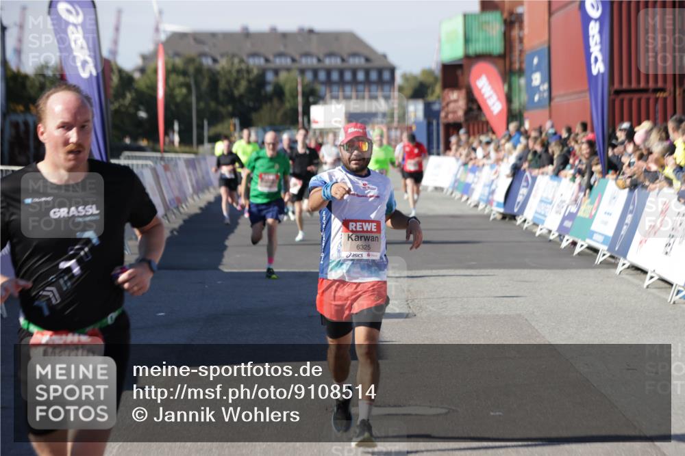 03.10.2025 - Köhlbrandbrückenlauf Jannik Wohlers http://msf.ph/oto/9108514 03.10.2025 12:59:31 Ziel 4108, 4119, 4475, 4940, 6060, 6325, 6666 meine-sportfotos.de