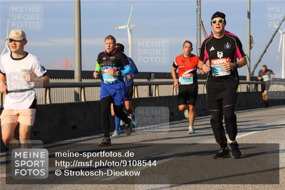 03.10.2025 - Köhlbrandbrückenlauf Strokosch-Dieckow http://msf.ph/oto/9108544 03.10.2025 09:39:09 Position 2 3794, 1297, 109 meine-sportfotos.de