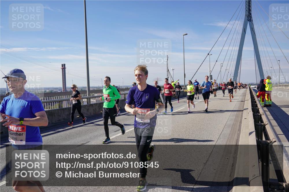 03.10.2025 - Köhlbrandbrückenlauf Michael Burmester http://msf.ph/oto/9108545 03.10.2025 12:51:21 Position 2 5385, 5386 meine-sportfotos.de