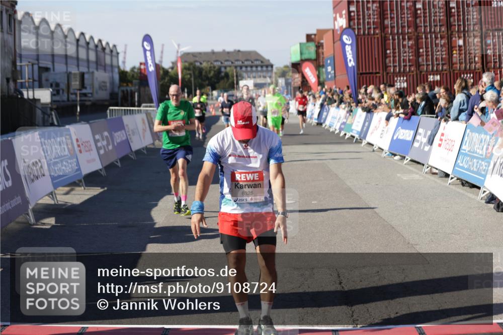 03.10.2025 - Köhlbrandbrückenlauf Jannik Wohlers http://msf.ph/oto/9108724 03.10.2025 12:59:34 Ziel 4111, 4119, 4215, 4270, 4475, 6060, 6325, 6616, 6666 meine-sportfotos.de