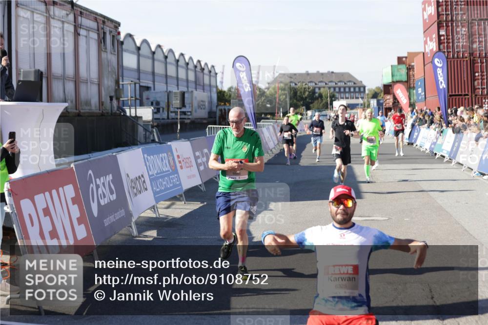 03.10.2025 - Köhlbrandbrückenlauf Jannik Wohlers http://msf.ph/oto/9108752 03.10.2025 12:59:35 Ziel 4111, 4119, 4215, 4270, 4475, 6060, 6325, 6364, 6616, 6666, 6754 meine-sportfotos.de