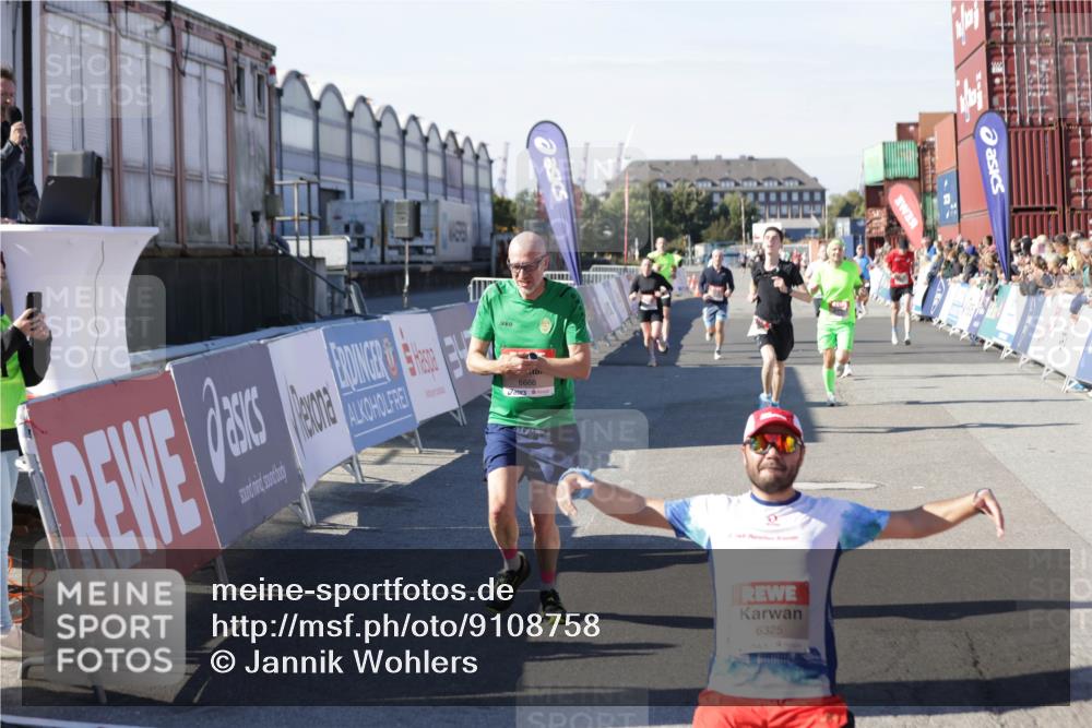 03.10.2025 - Köhlbrandbrückenlauf Jannik Wohlers http://msf.ph/oto/9108758 03.10.2025 12:59:35 Ziel 4111, 4119, 4215, 4270, 4475, 6060, 6325, 6364, 6616, 6666, 6754 meine-sportfotos.de