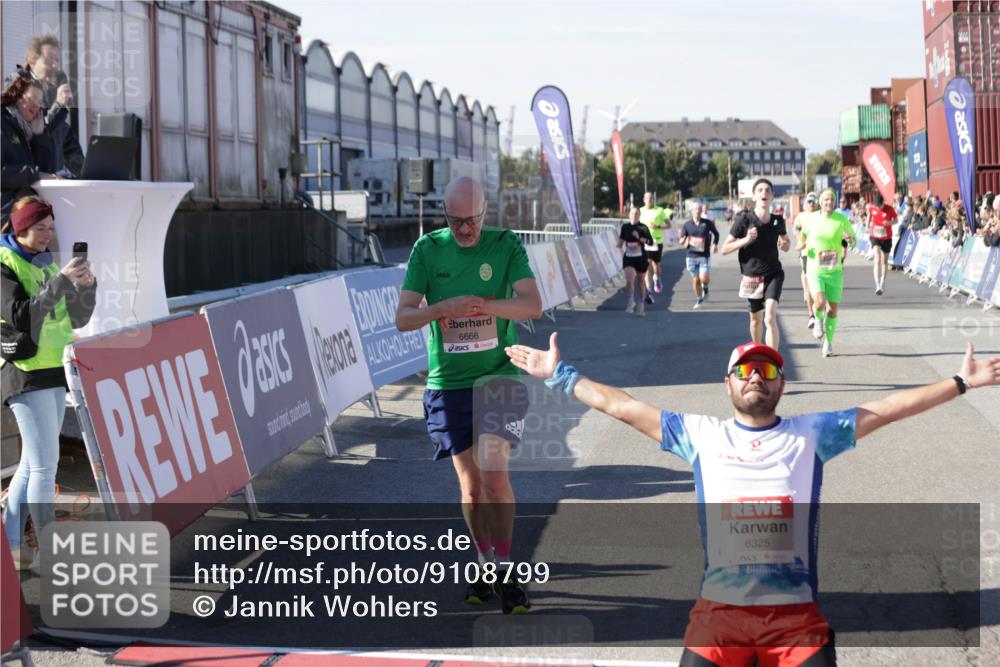 03.10.2025 - Köhlbrandbrückenlauf Jannik Wohlers http://msf.ph/oto/9108799 03.10.2025 12:59:35 Ziel 4111, 4119, 4215, 4270, 4475, 6060, 6325, 6364, 6616, 6666, 6754 meine-sportfotos.de
