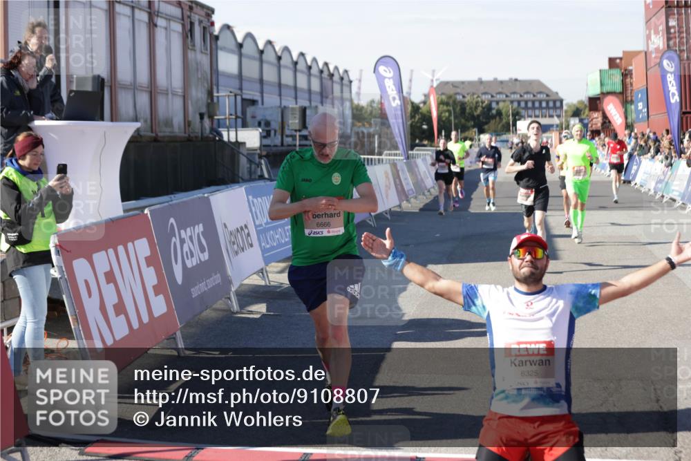 03.10.2025 - Köhlbrandbrückenlauf Jannik Wohlers http://msf.ph/oto/9108807 03.10.2025 12:59:35 Ziel 4111, 4119, 4215, 4270, 4475, 6060, 6325, 6364, 6616, 6666, 6754 meine-sportfotos.de