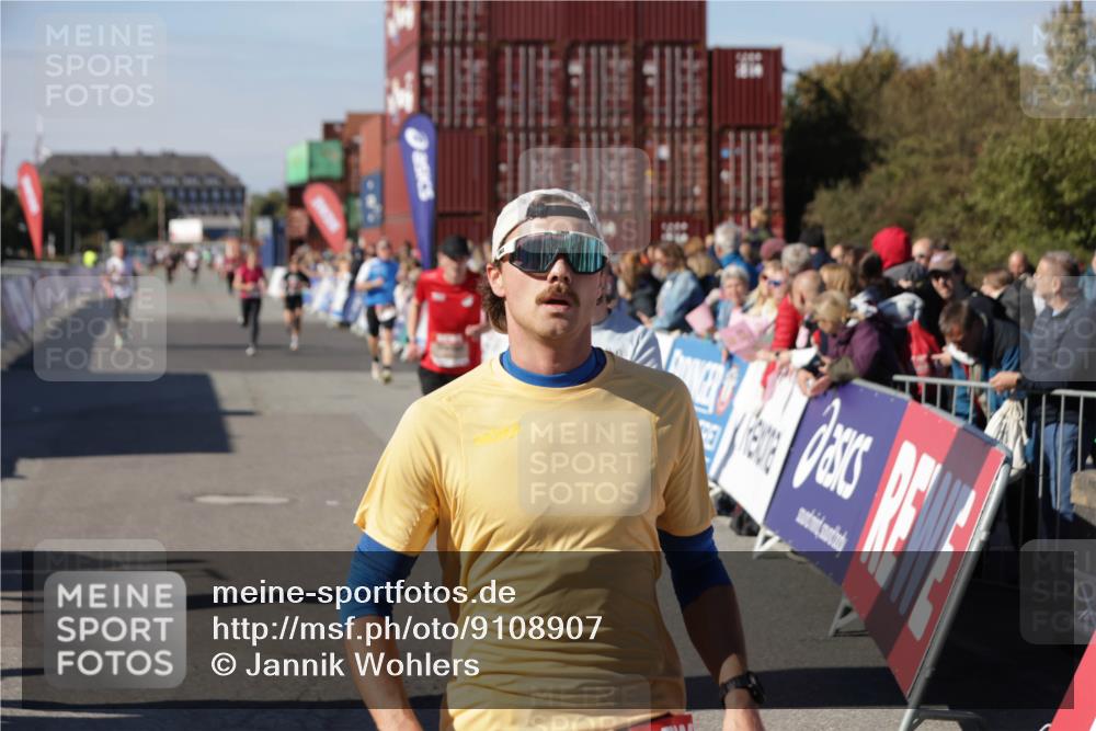 03.10.2025 - Köhlbrandbrückenlauf Jannik Wohlers http://msf.ph/oto/9108907 03.10.2025 12:59:41 Ziel 4111, 4215, 4270, 4475, 6142, 6254, 6325, 6364, 6616, 6654, 6666, 6754 meine-sportfotos.de