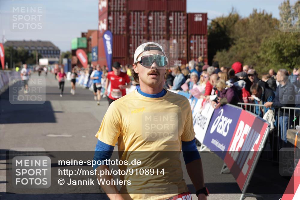 03.10.2025 - Köhlbrandbrückenlauf Jannik Wohlers http://msf.ph/oto/9108914 03.10.2025 12:59:41 Ziel 4111, 4215, 4270, 4475, 6142, 6254, 6325, 6364, 6616, 6654, 6666, 6754 meine-sportfotos.de